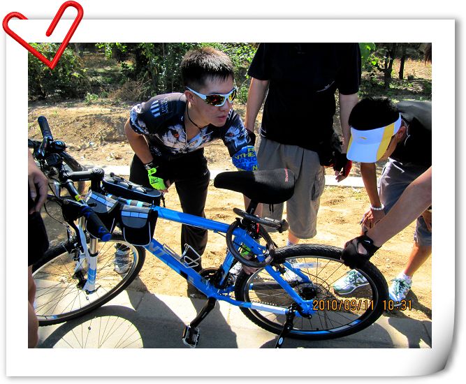 第一个休息点，枯柳树环岛。