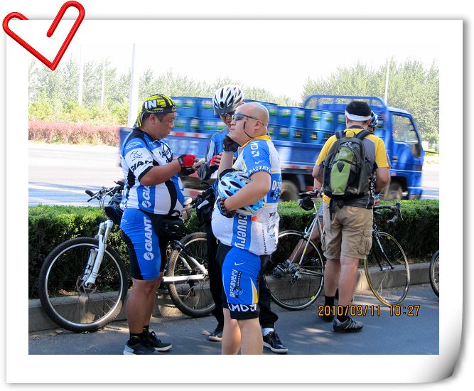 第一个休息点，枯柳树环岛。哈哈，这两个肚肚有一拼。