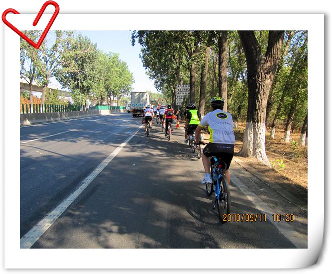 浩浩荡荡的骑行队伍。