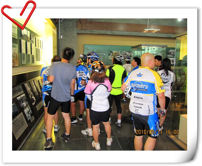 认真参观纪念馆。