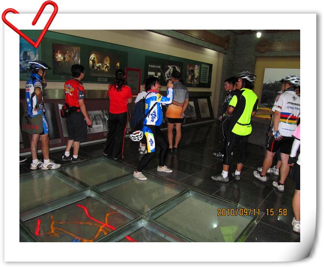 认真参观纪念馆。