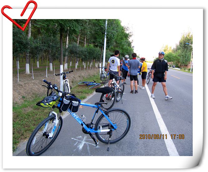 公路车扎胎，补胎呢。