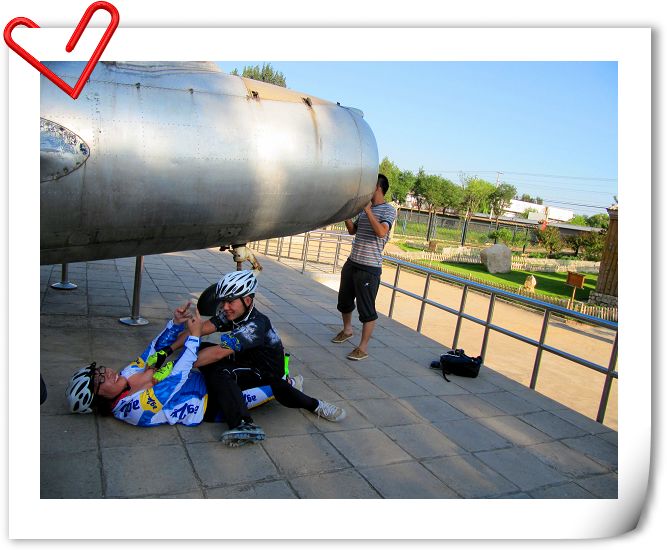 焦庄户纪念馆外的飞机。