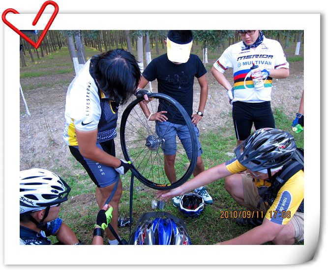 公路车扎胎，补胎呢。