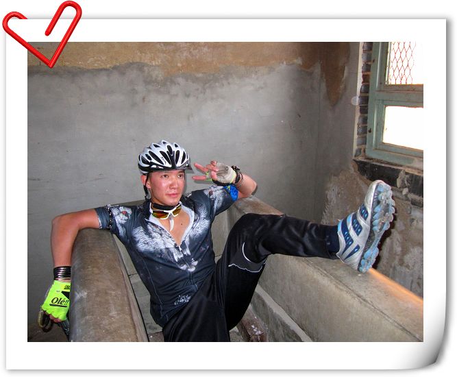 从地道口出来，第一眼看到野狼在为照相摆姿势