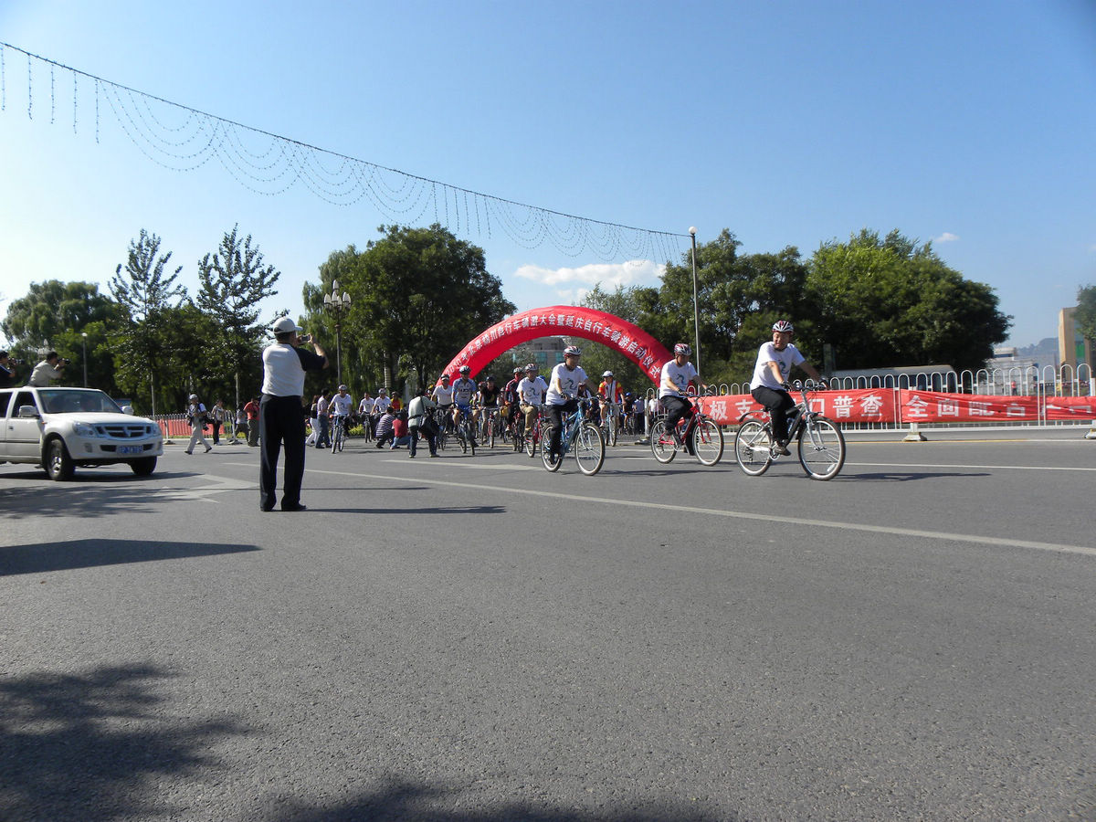 20公里的骑行县领导在前