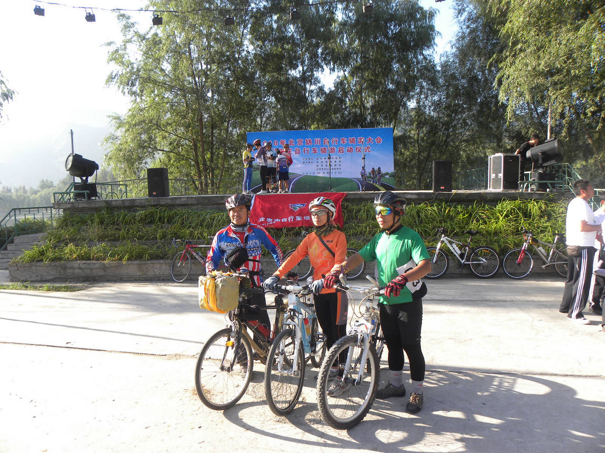 左边的老孟去年骑行川藏去颠藏回