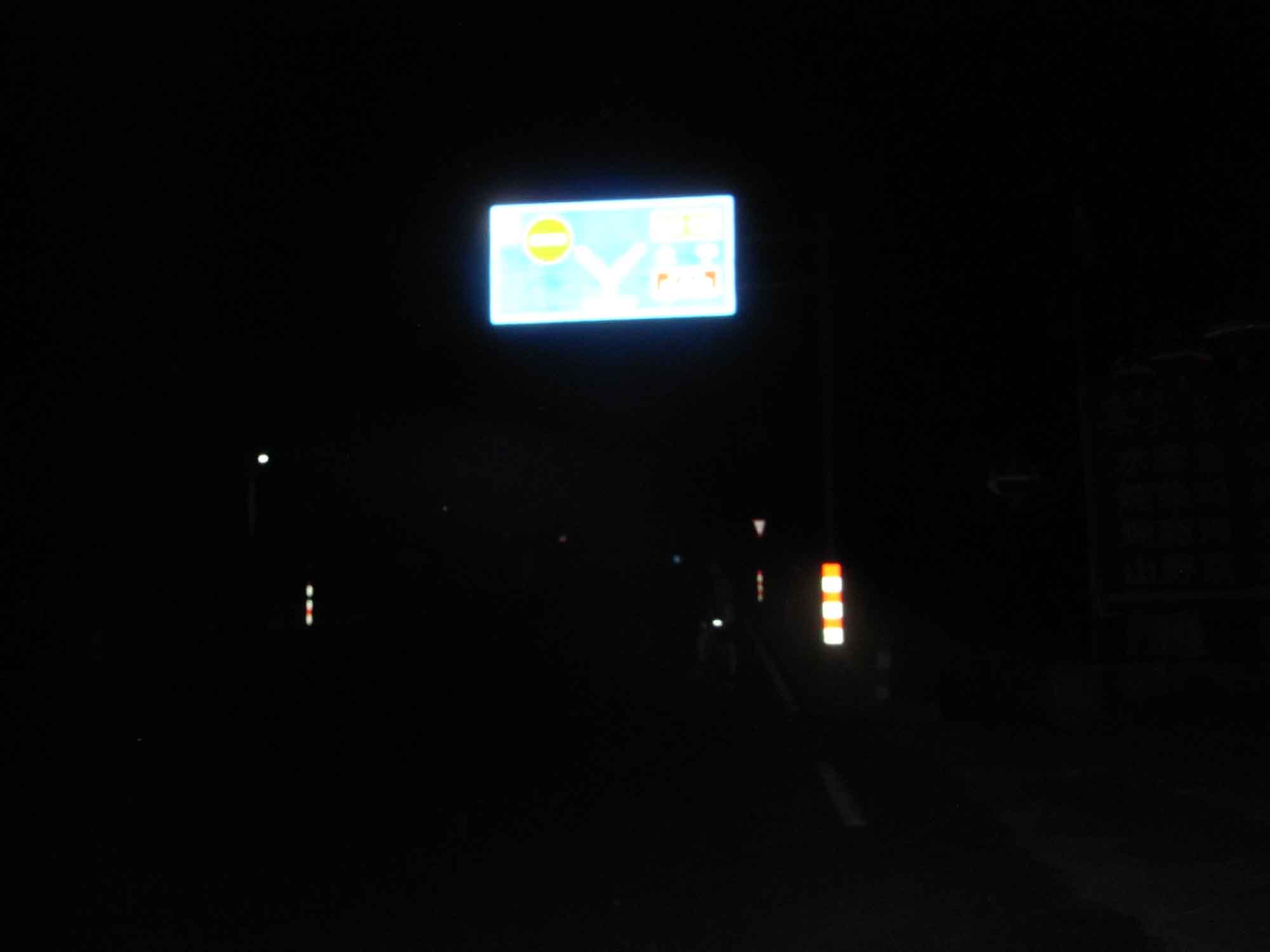 十三陵神路岔路口