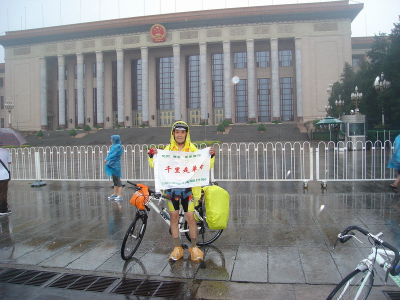 大会堂东门留影