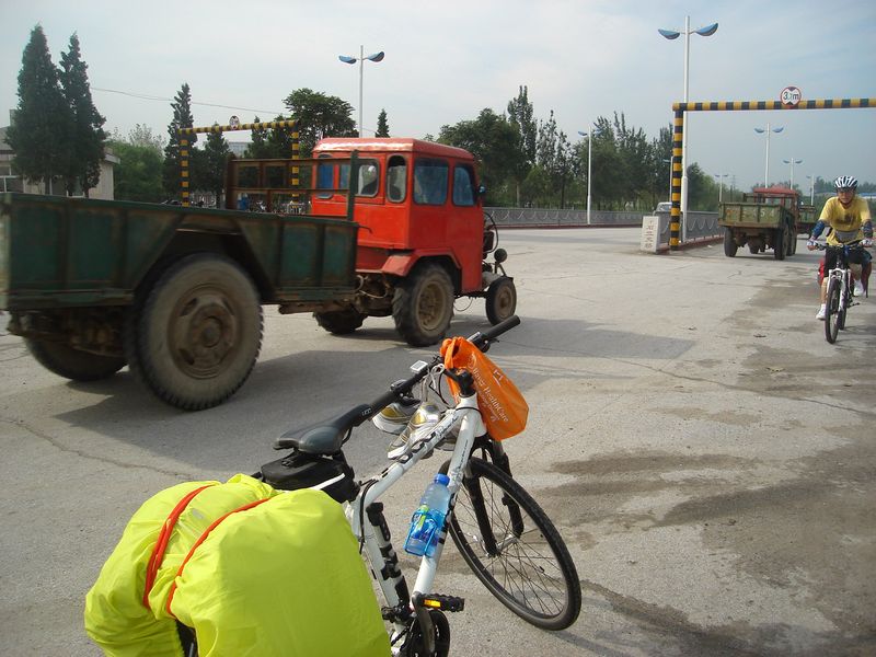 路途拍摄中一车友迎面骑来