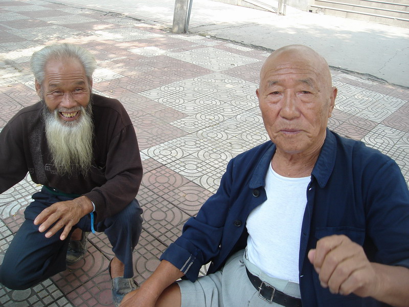 向两位老者打听路时，拉我和他们聊国是