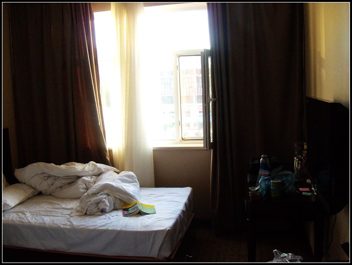 注意床上的《骑车游中国》～～