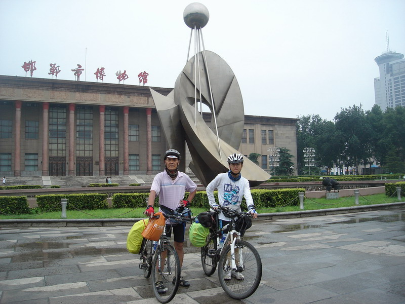 与途中车友合影