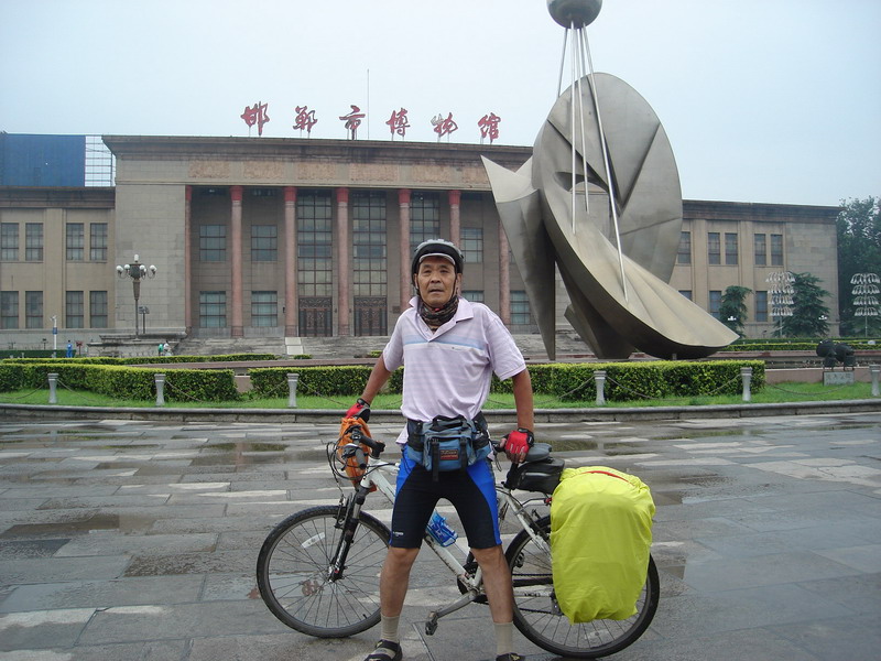 邯郸标志物前留影