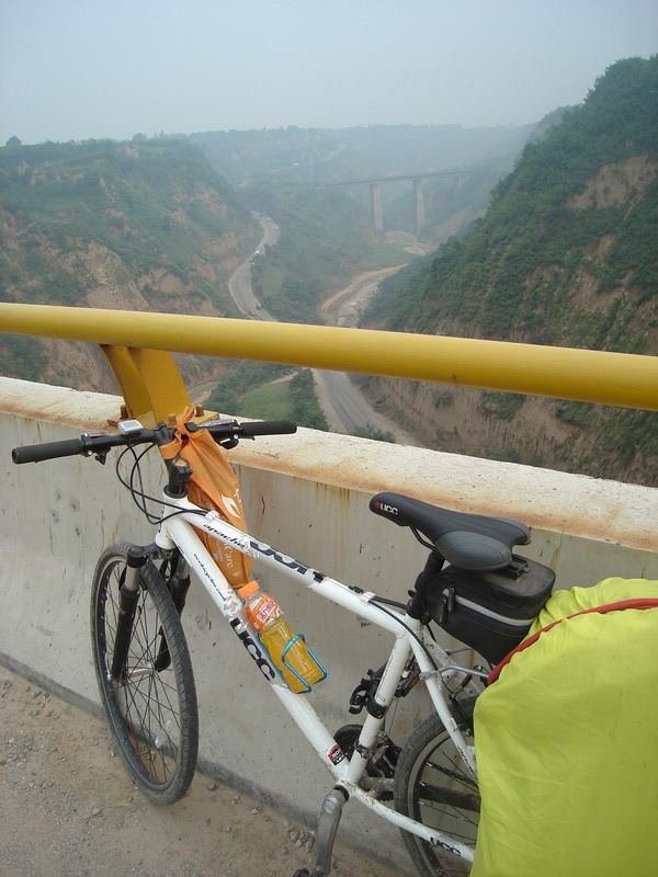从桥上俯瞰禁沟