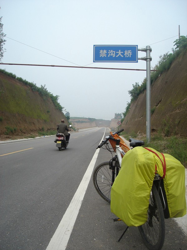 大桥上汽车不能过