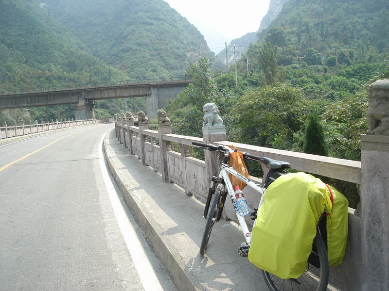 横卧在华山脚下的铁路
