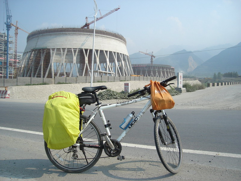 秦岭发电厂一瞥