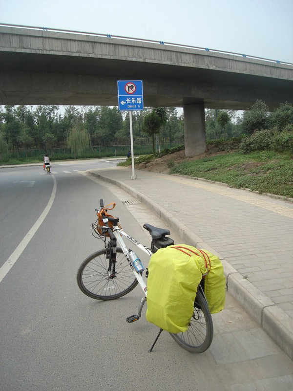 右拐即是去陕汽的路线