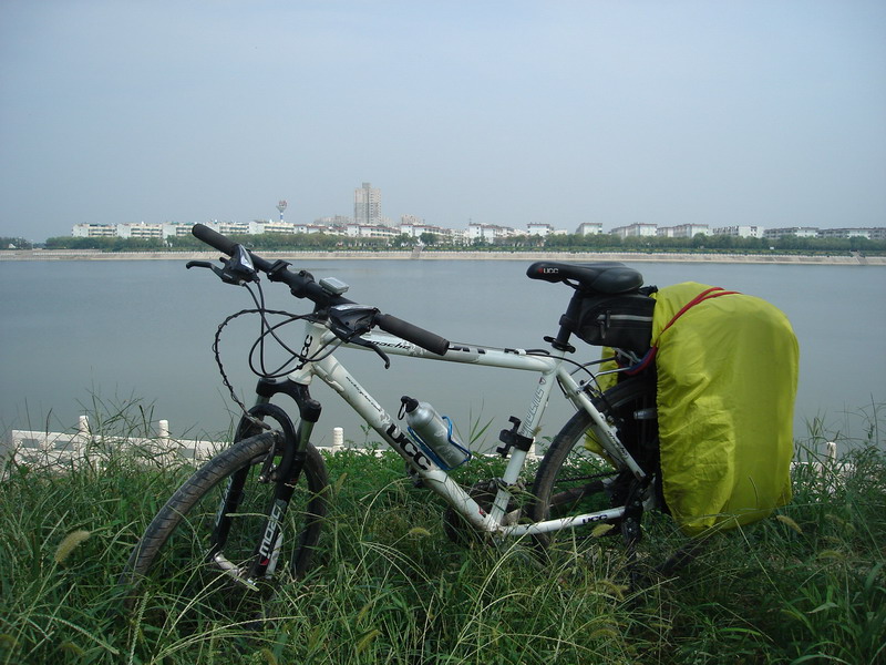 灞河对岸的建筑