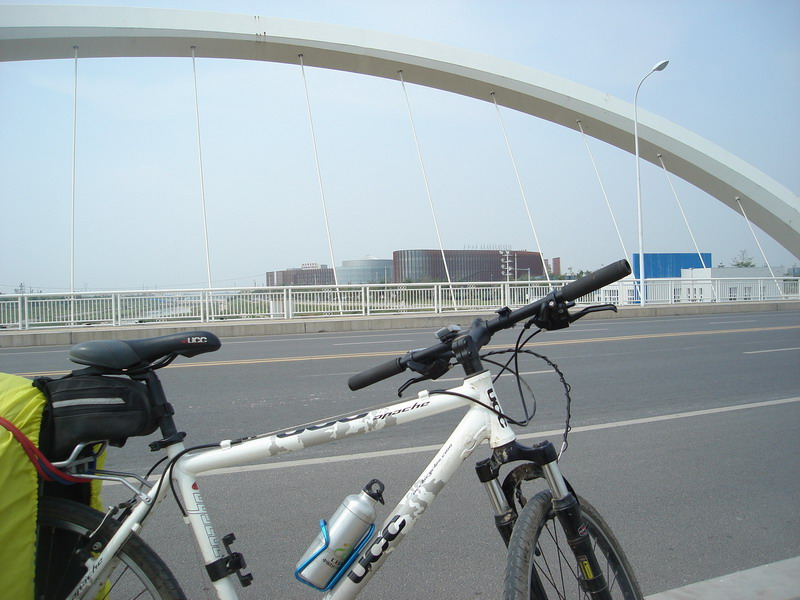 途中一侧的斜拉大桥