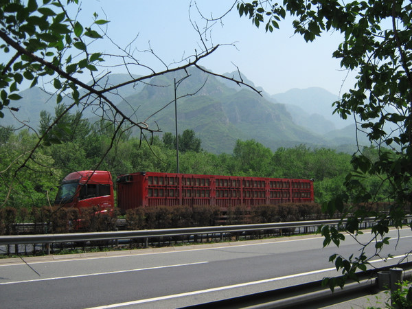 高速上缓慢爬坡的大卡车