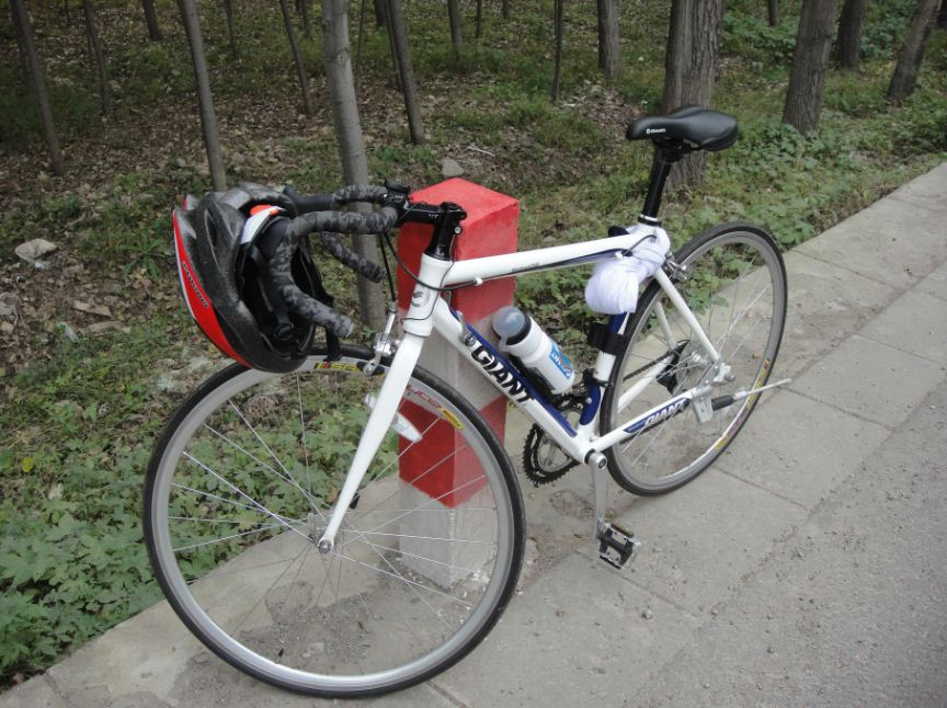 很明显是个坡……