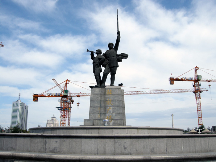037-解放广场雕塑.jpg