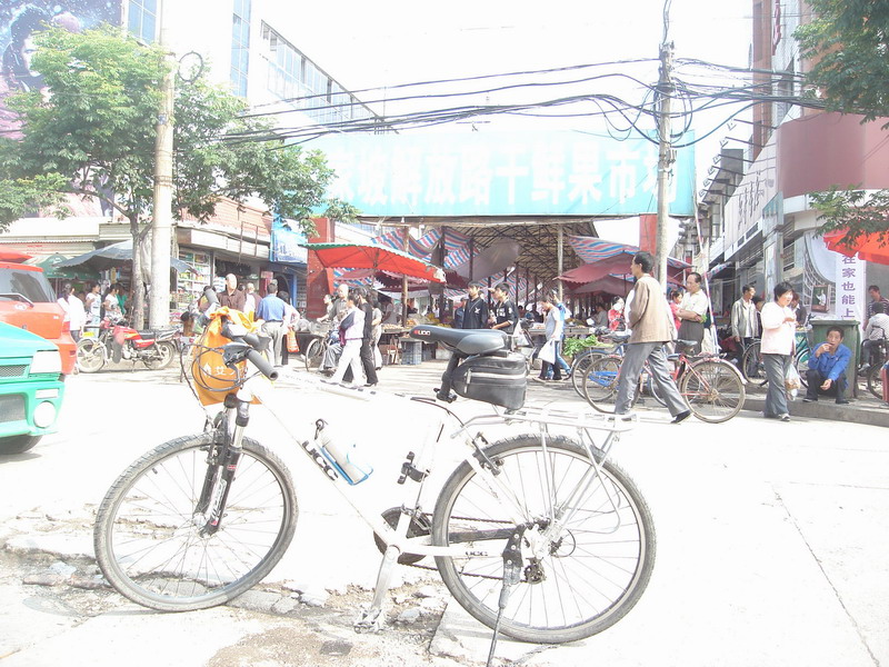 当年去“西机”“陕九”厂之路，现已是农贸市场