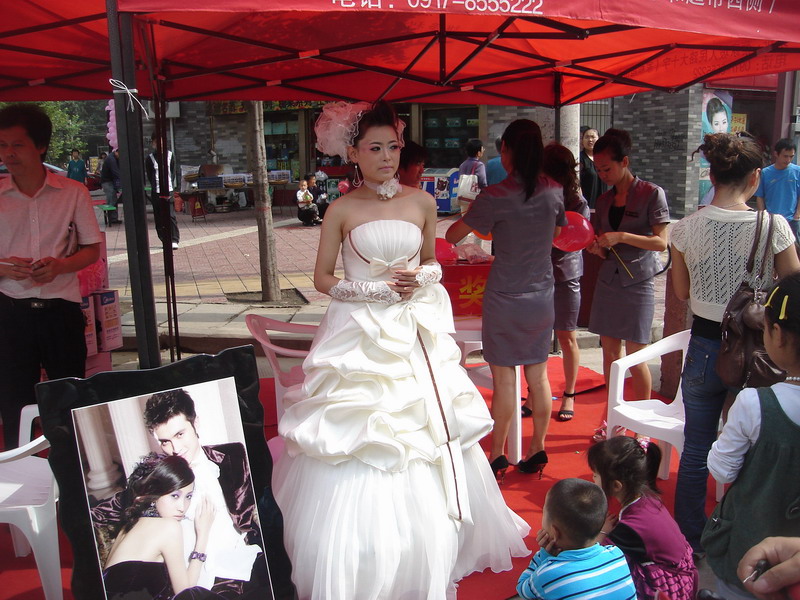 路边婚纱摄影的广告模特