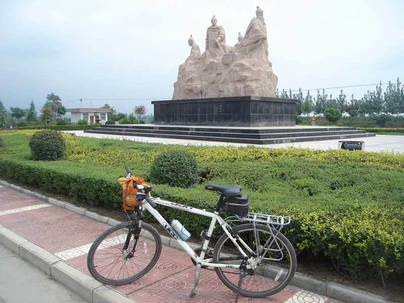 去周公庙路上的雕塑