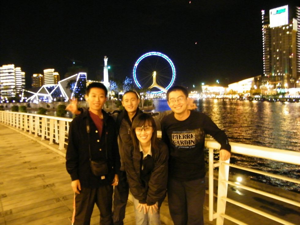 盗用法拉利的图片展示天津夜景。。。