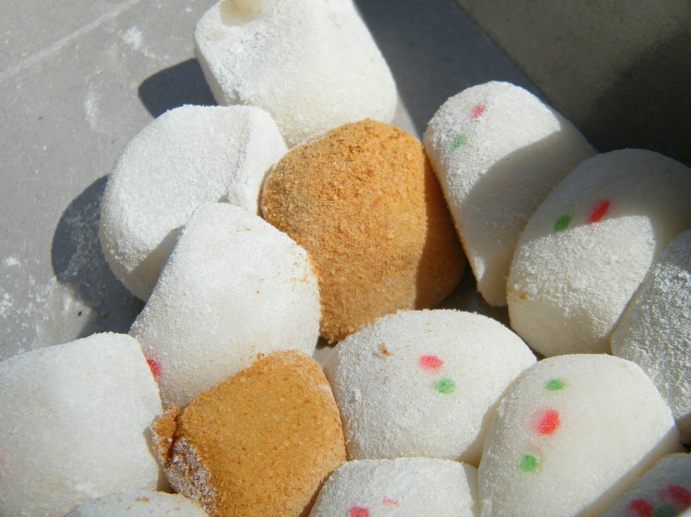 小点心。黏黏甜甜的。忘记名字了