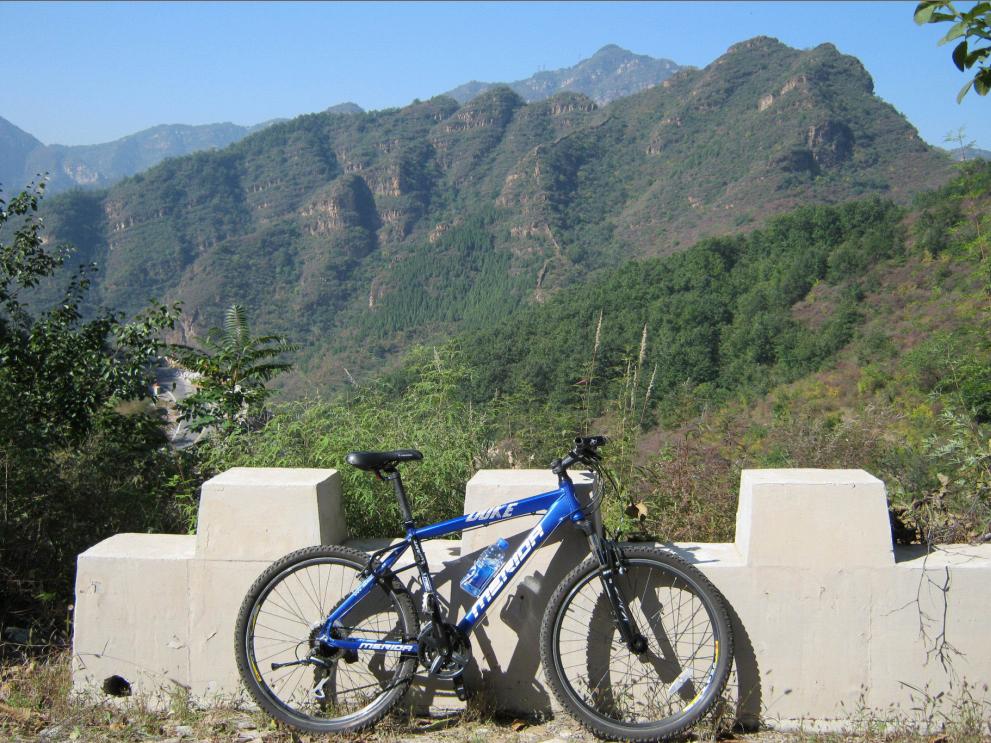 上山了。后面是明长城