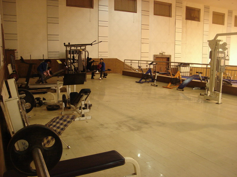 场内健身器材一角