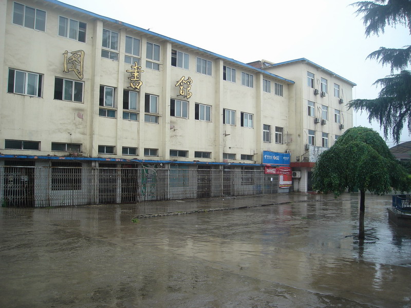 眼前的图书馆，你是否在静静地等待“旧的不去，新的不来”呢？