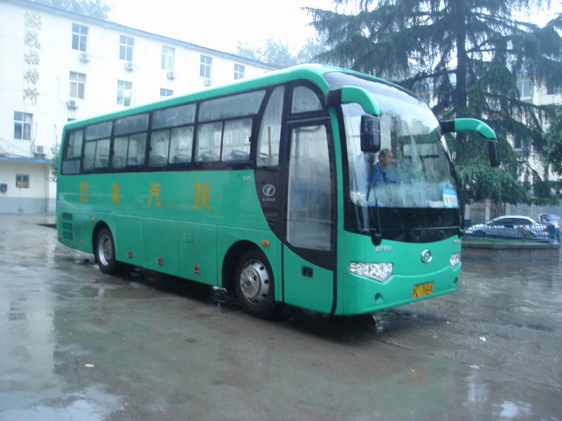 昔日的“囚笼”式“解放”班车，如今，已换成舒适的大客车