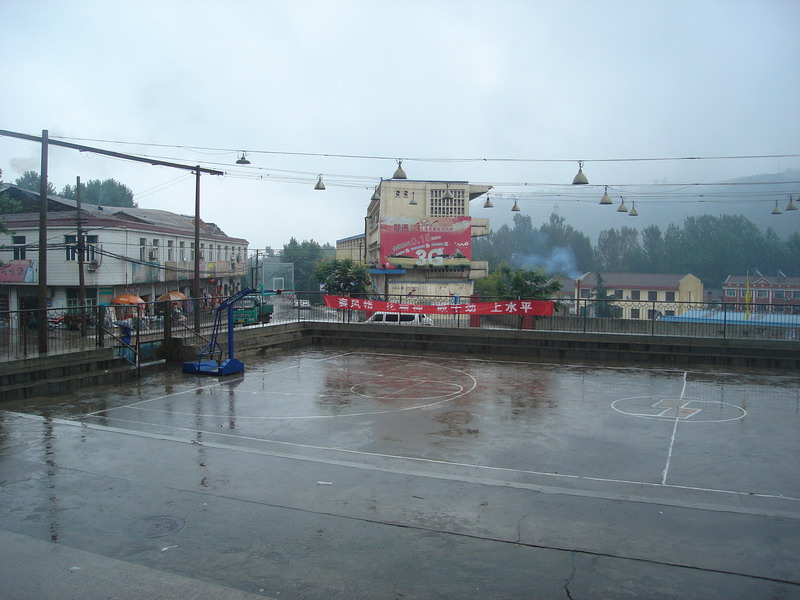 俱乐部前的灯光球场