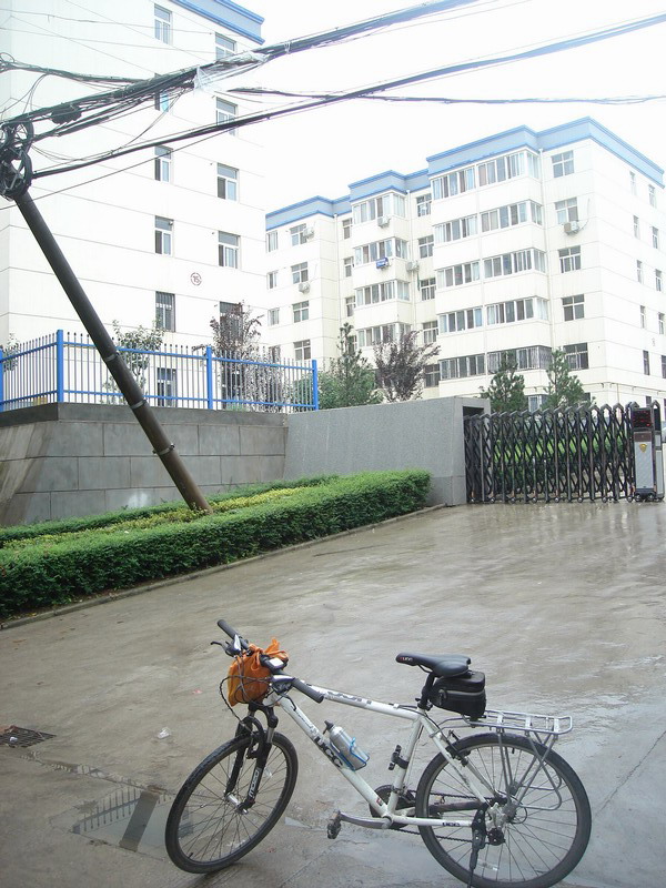 道旁的职工小区