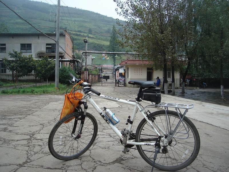 栅栏门里的地方原为“光棍楼”（单身楼）所在地