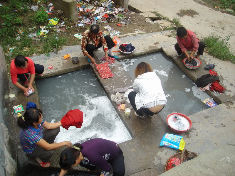 农民在诸葛泉水里洗衣服