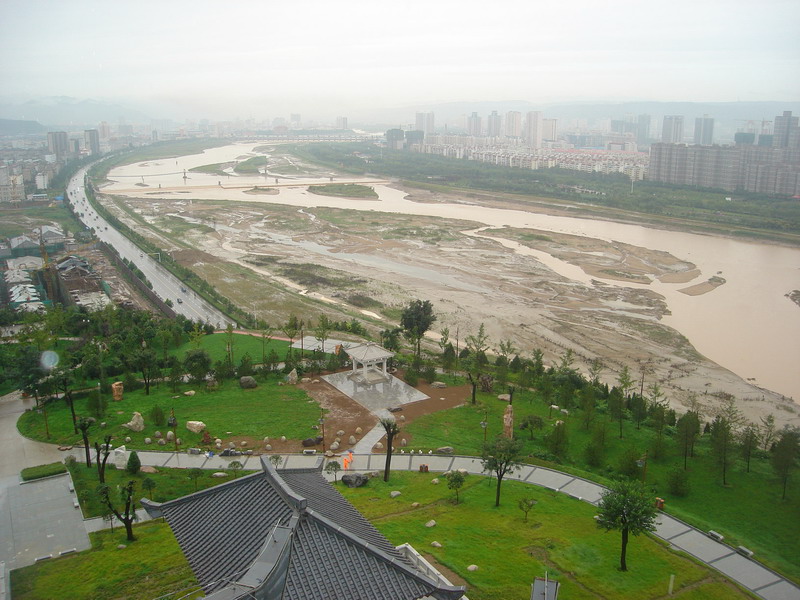 站在石鼓园阁楼上，娇媚宝鸡尽收眼底