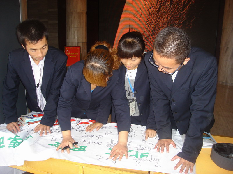 工作人员在“千里走单骑”上签字