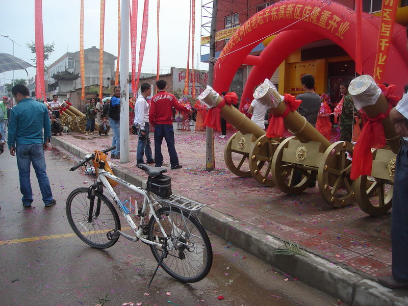 回沟路上的“礼炮”广告宣传