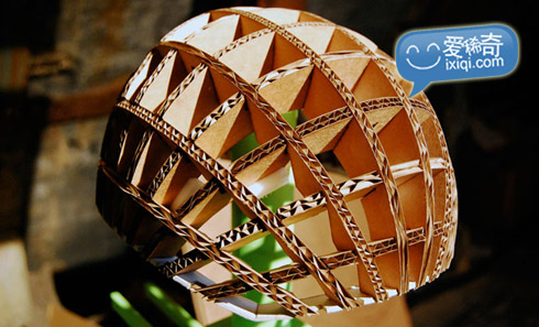 纸板做的头盔，据说比普通头盔还结实