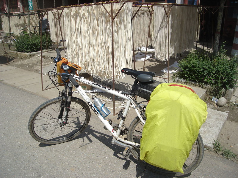 路边晒着的当地挂面