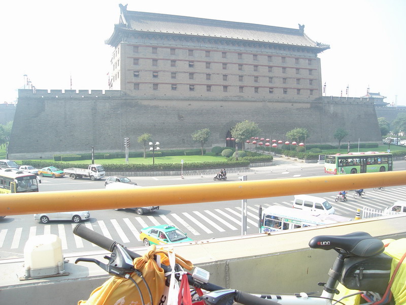 立交桥上看西安城门楼