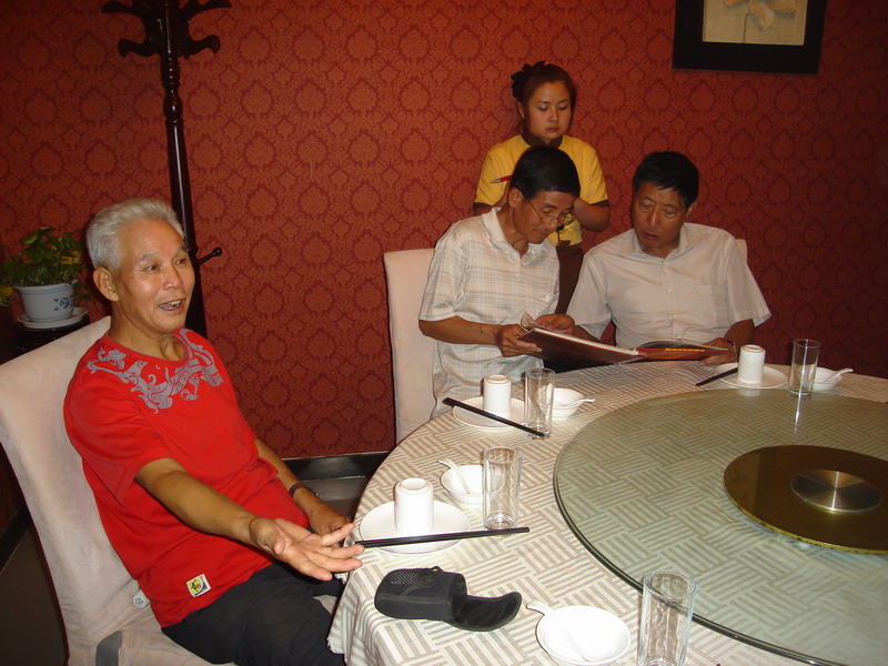 大史（戴眼镜者）做东