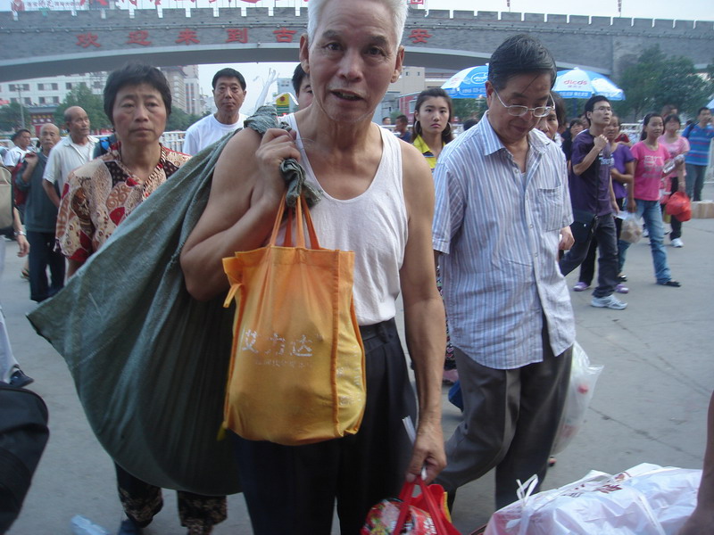 施老为我扛这么多东西，真让首长受累了。