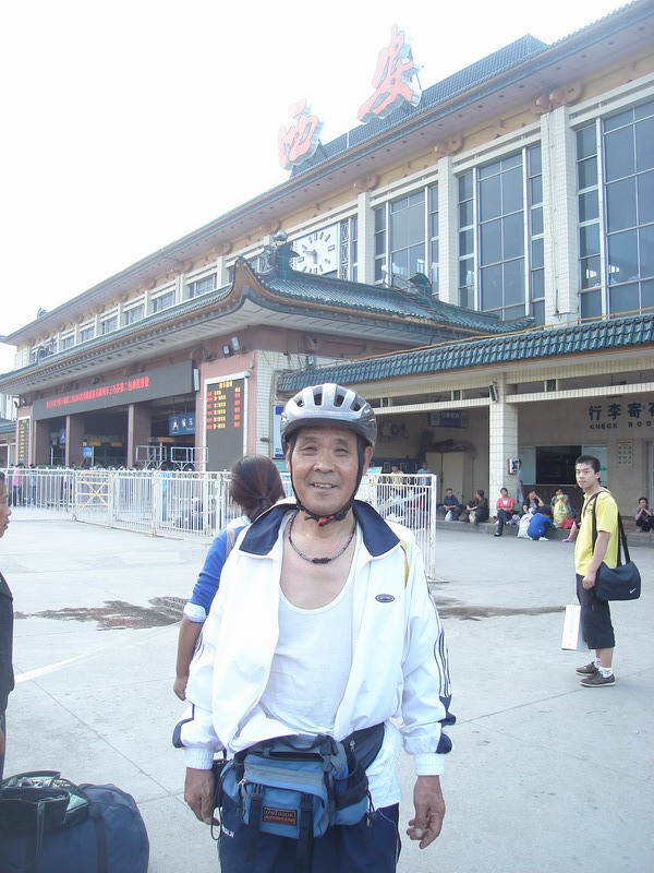 在西安火车站留影